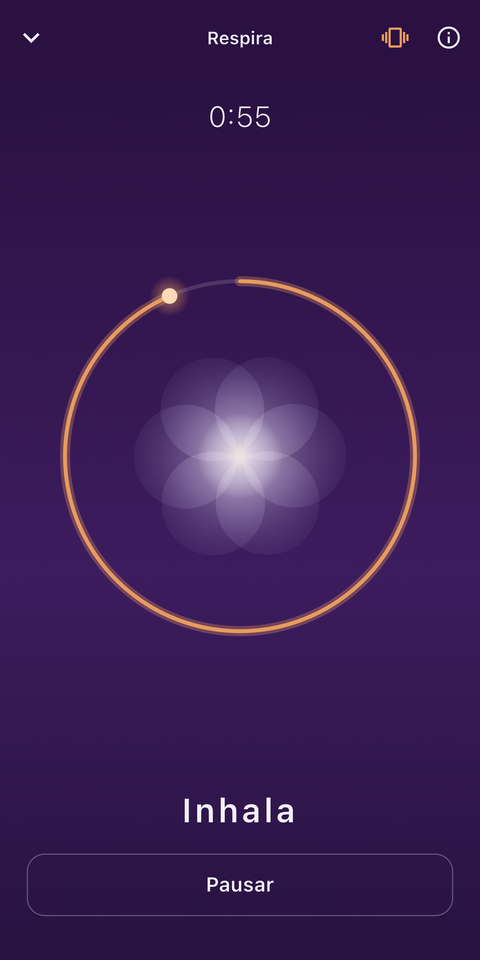 La pantalla Respira de MoodFire con una esfera luminosa y una inhalación cronometrada, a mitad de la sesión.