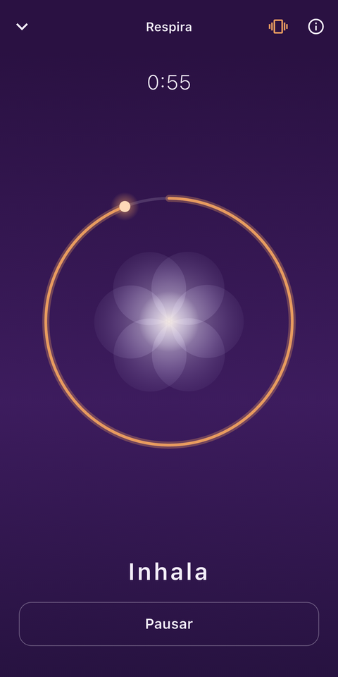 La pantalla Respira de MoodFire con una esfera luminosa y una inhalación cronometrada, a mitad de sesión.